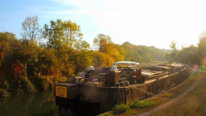 Bateau fluvial en canal