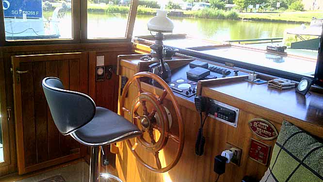 peniche am&eacute;nag&eacute;e timonerie