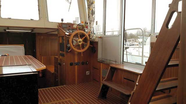 Poste pilotage bateau fluvial