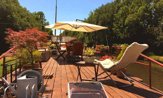 Terrasse sur une Péniche