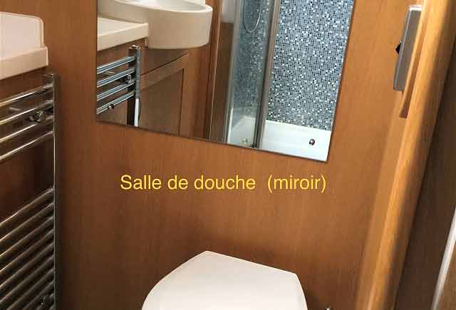 Douche avec lavabo et WC