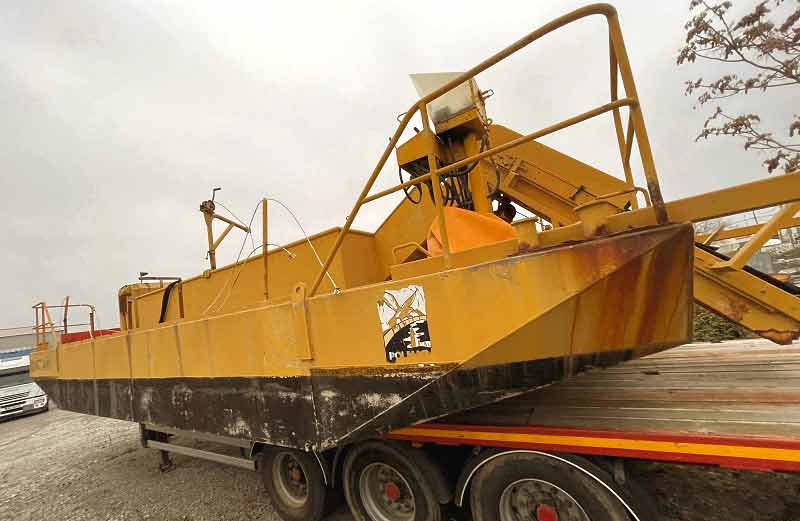 Péniche avec remorque