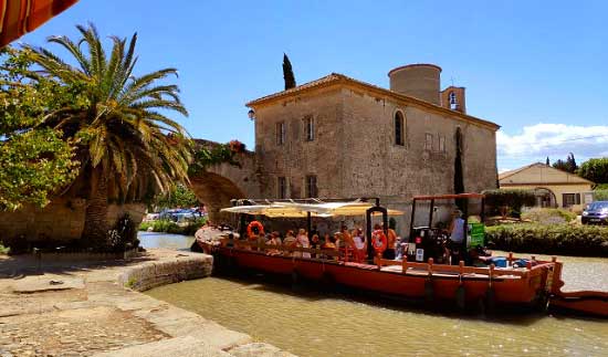 Bateau passagers en bois