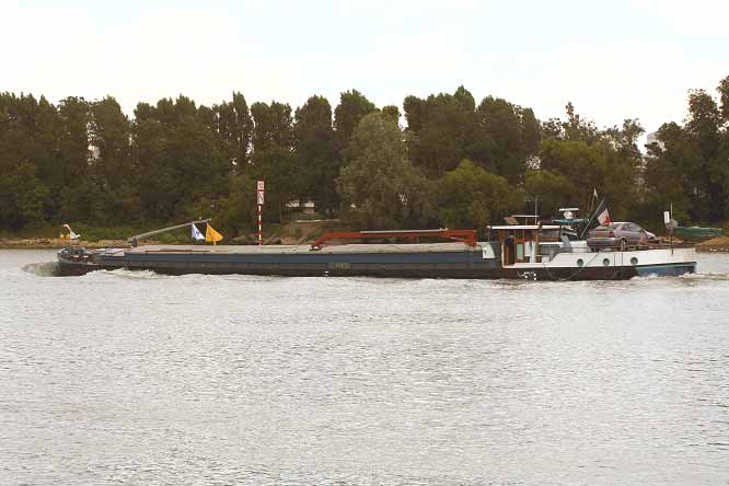 Péniche en navigation sur l'Oise