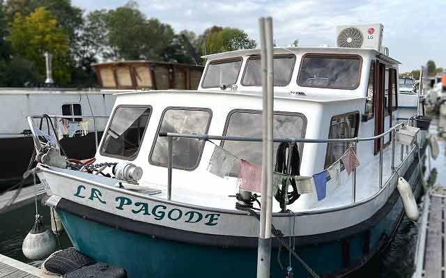 Bateau fluvial au port