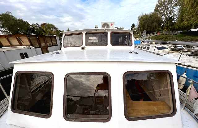 Bateau fluvial aménagé naviguant