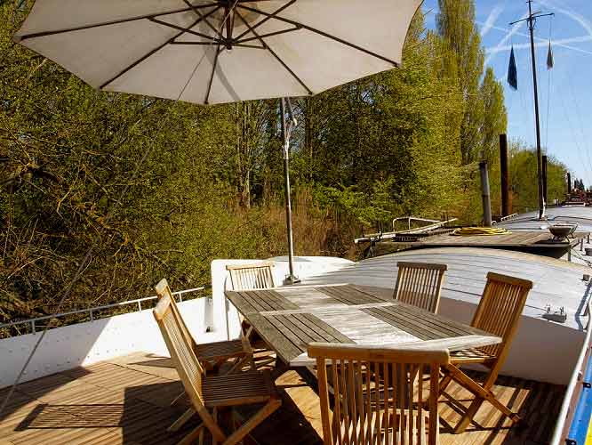 Terrasse sur une Péniche