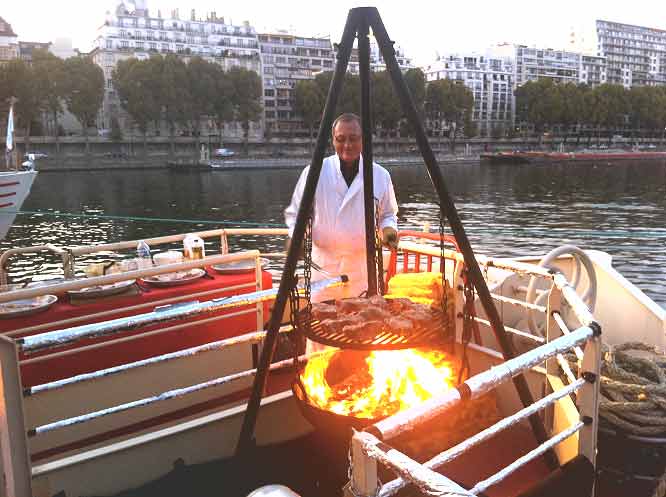 Terrasse avec traiteur sur Péniche à Paris