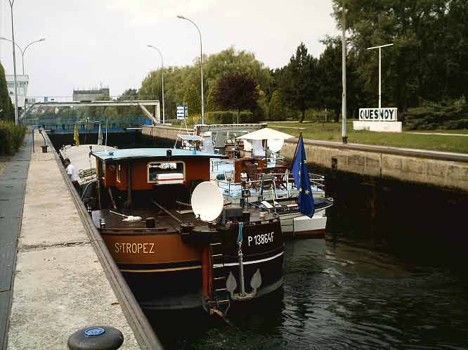 Bateau de transport fluvial