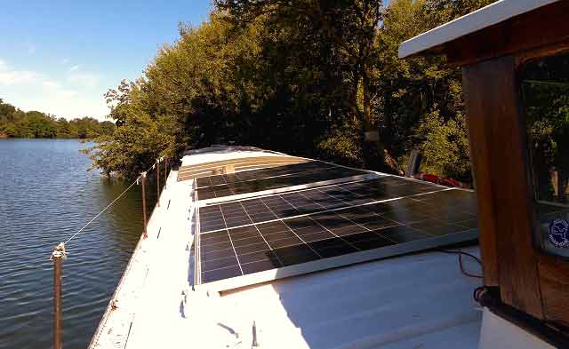 Panneaux solaires sur peniche