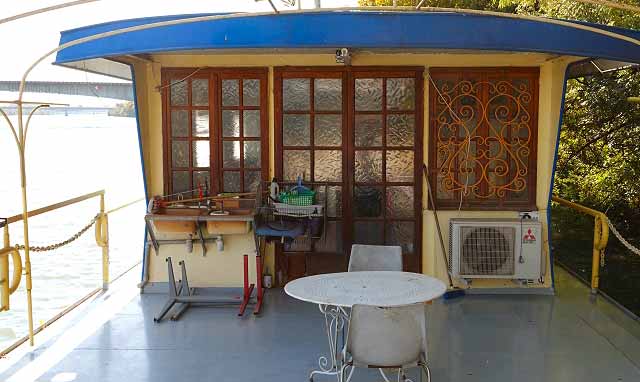 Terrasse peniche sur le Rhone