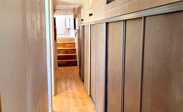 Coursive avec de nombreux placards