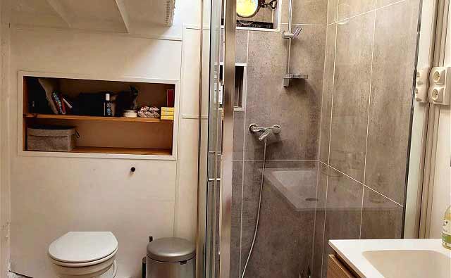 Grande salle de bain avec cabine de douche