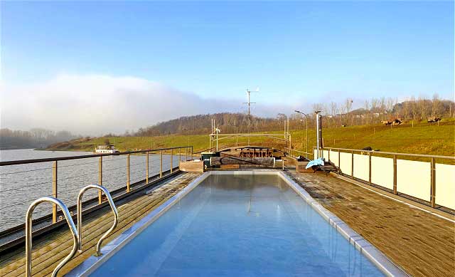 Péniche aménagée piscine