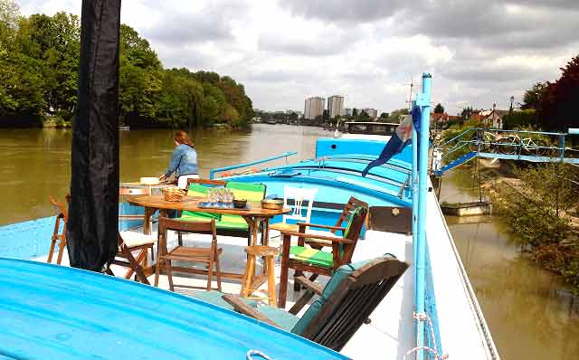 Terrasse aménagée sur le pont