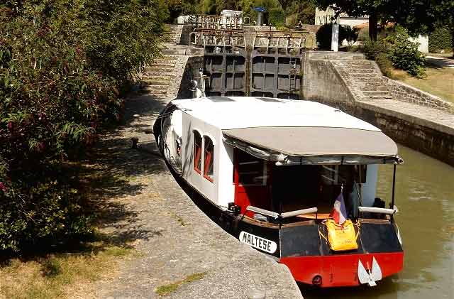 Bateau fluvial en ecluse