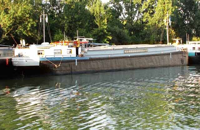 Péniche amarrée