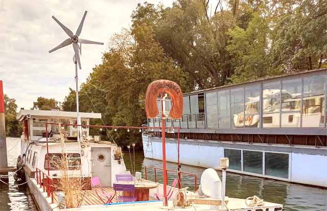 Doté d'une éolienne et de panneaux