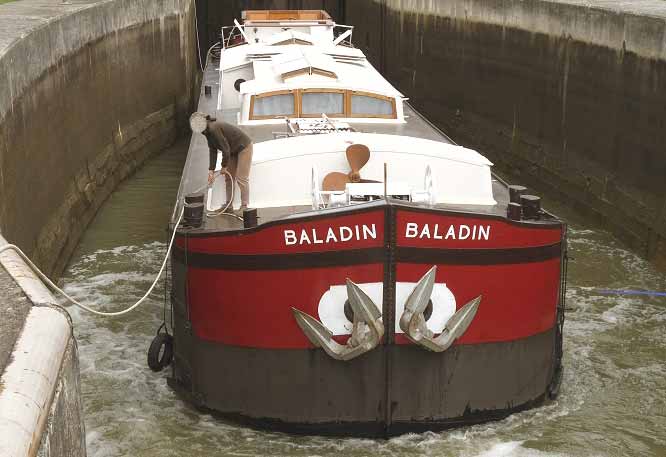 Peniche sortant ecluse Canal du Midi