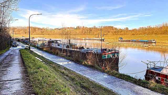 Bateau en ordre de navigation, autonome et lumineux