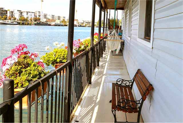 Terrasse couverte autour du logement